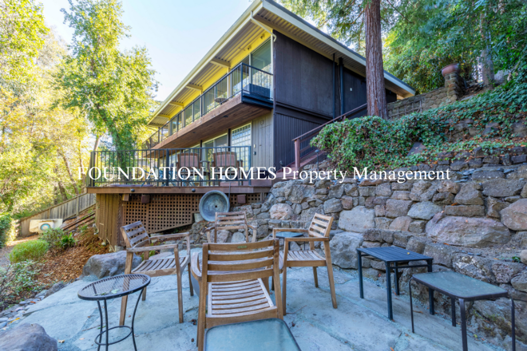 24 Longfellow Rd in Mill Valley, CA - Building Photo