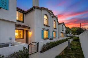 275 Reef Point Way in Oceanside, CA - Building Photo