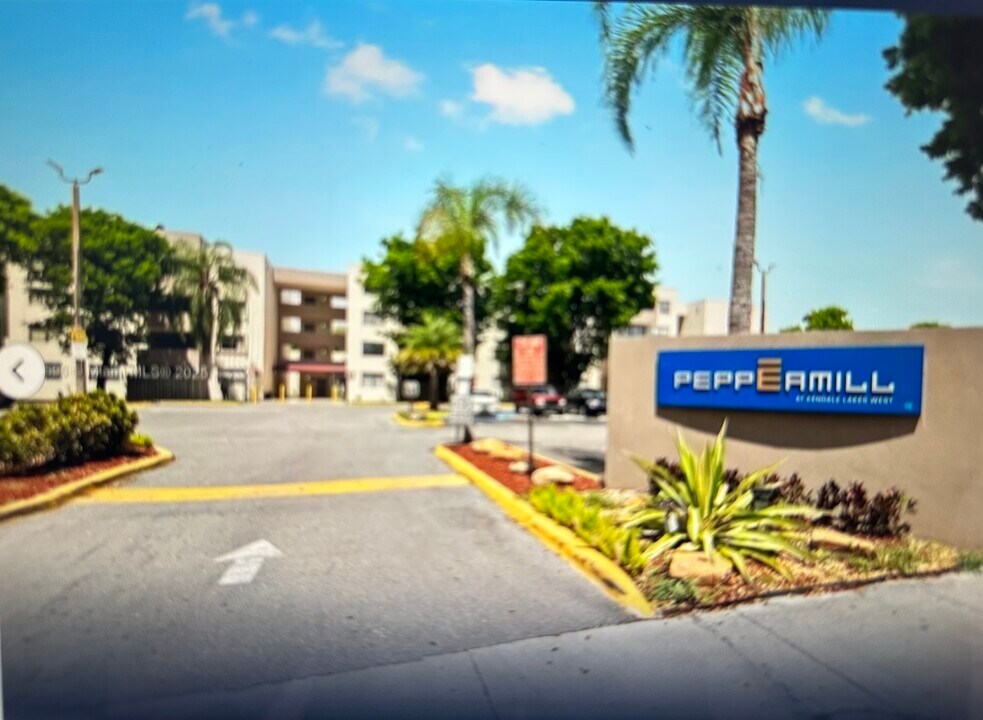 8000 SW 149th Ave in Miami, FL - Foto de edificio