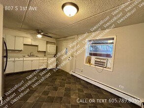 807 S 1st Ave in Sioux Falls, SD - Foto de edificio - Building Photo