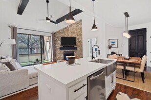 5200 Weslayan St in Houston, TX - Building Photo