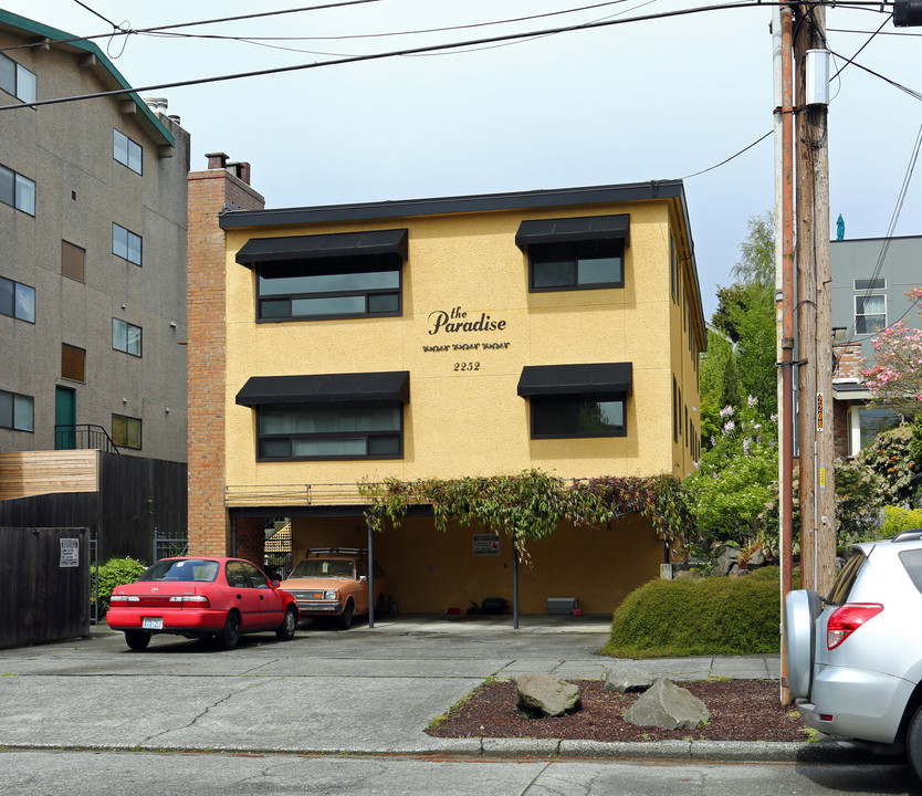 Paradise Apartments in Seattle, WA - Foto de edificio