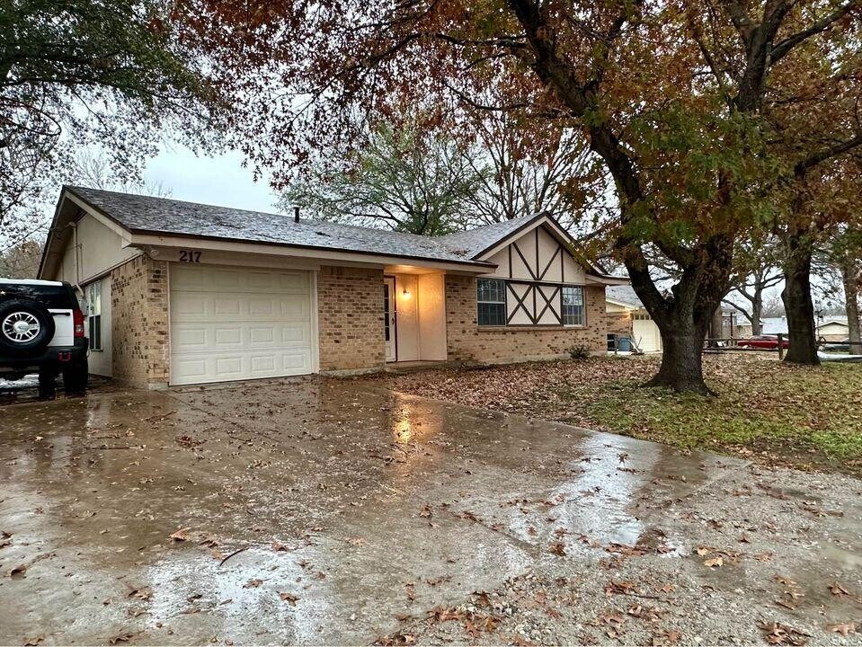 217 Rhoades St in Azle, TX - Building Photo