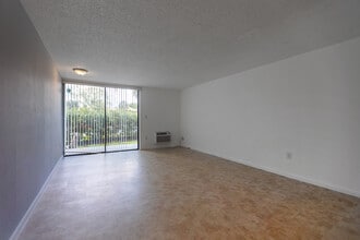 MIAMI CONDO HOLDINGS in Miami, FL - Building Photo - Interior Photo