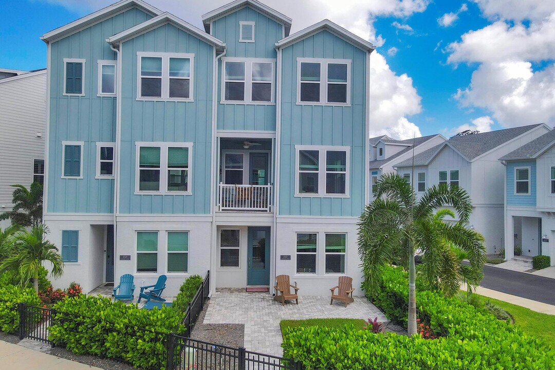 2353 Lindstrom St in Sarasota, FL - Building Photo