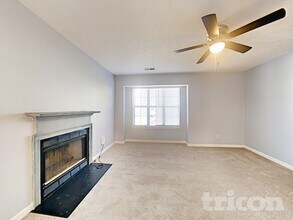 575 Woodcrest Manor Dr in Stone Mountain, GA - Foto de edificio - Building Photo