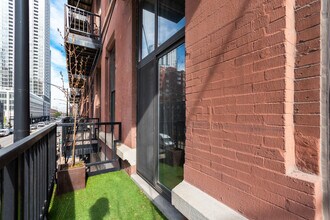 300 W Grand Ave, Unit 206 in Chicago, IL - Building Photo - Building Photo
