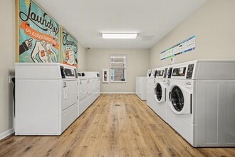 Leonard Greene in Dallas, NC - Foto de edificio - Building Photo