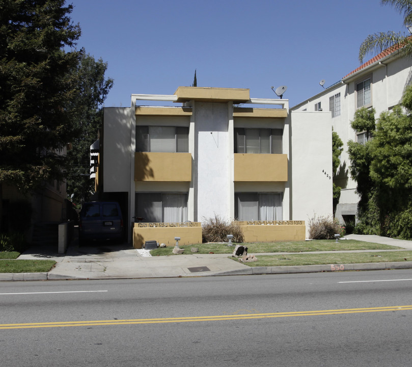 4429 Coldwater Canyon Ave in Studio City, CA - Building Photo