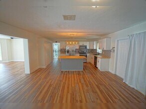 7325 10th St N in St. Petersburg, FL - Foto de edificio - Building Photo