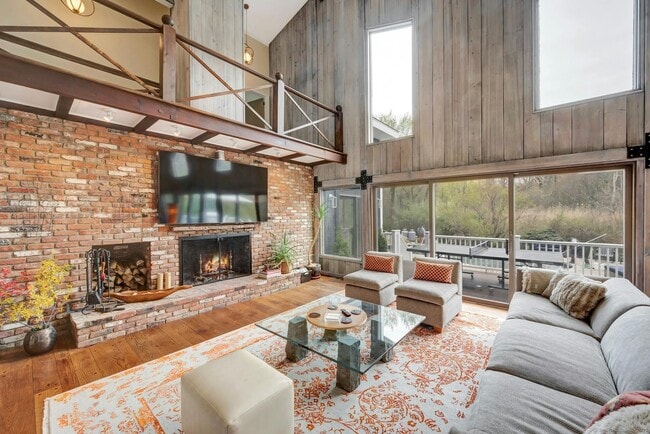 387 Stanwich Rd in Greenwich, CT - Building Photo - Building Photo
