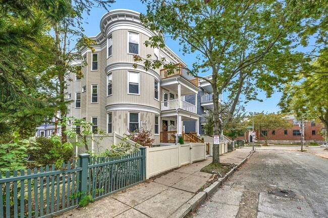 24 Hinckley St in Boston, MA - Building Photo - Building Photo