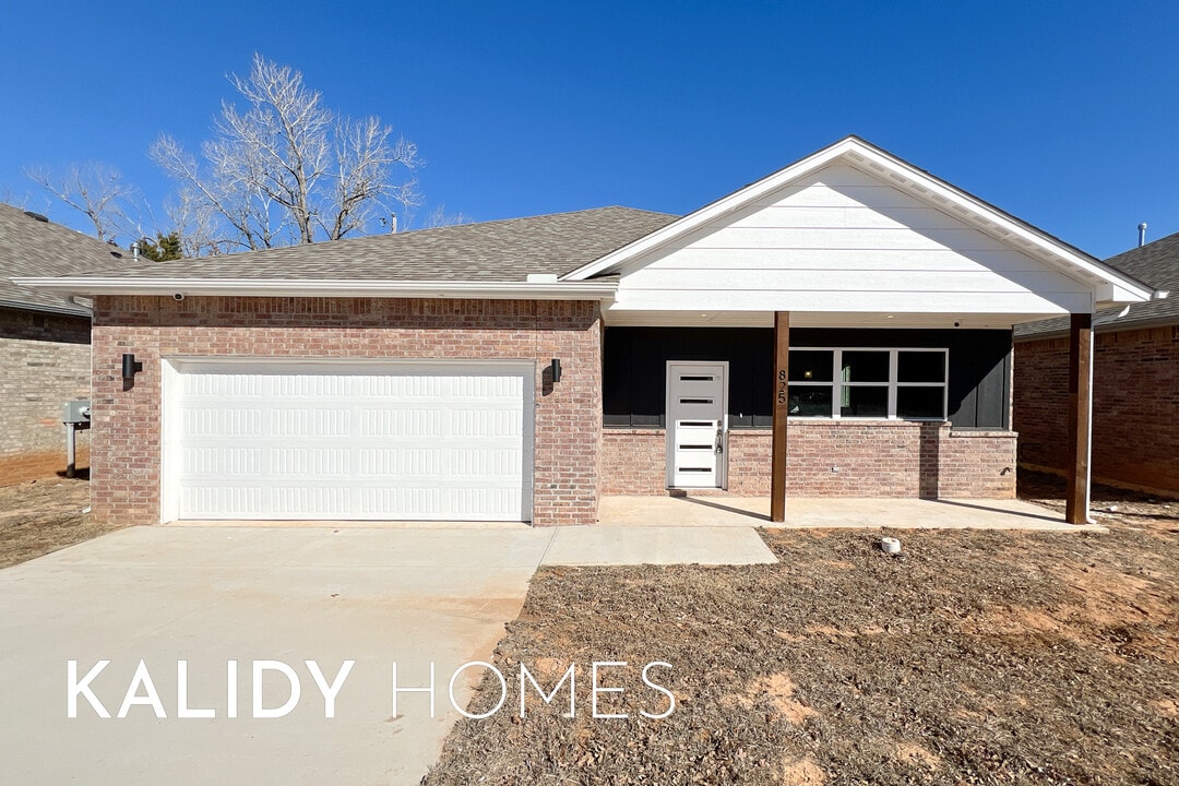 825 Remington Ave in Jones, OK - Building Photo