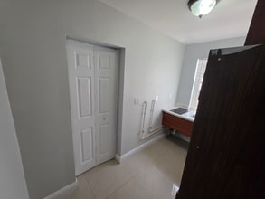 7388 S Waterway Dr in Miami, FL - Building Photo - Building Photo