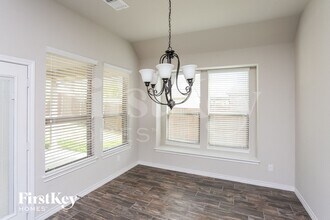 1572 Country Crest Dr in Waxahachie, TX - Foto de edificio - Building Photo