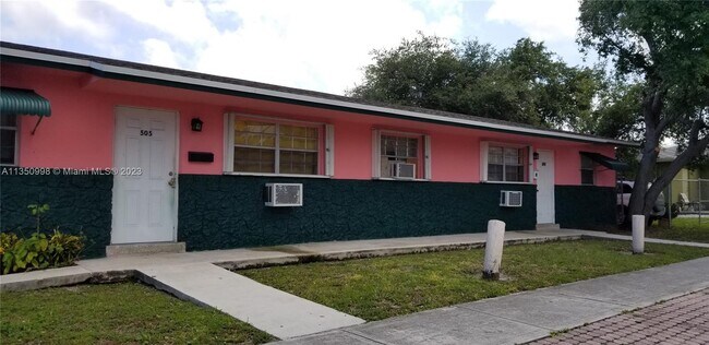 505 NW 3rd St-Unit -1-2 in Dania Beach, FL - Building Photo - Building Photo