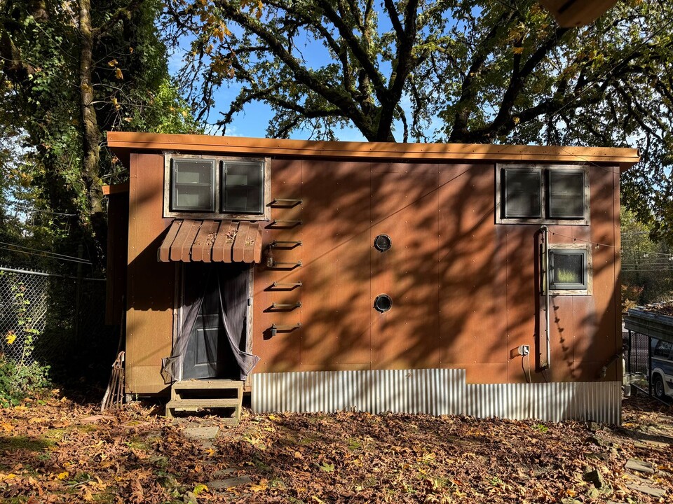 6519 NW St Helens Rd in Portland, OR - Building Photo