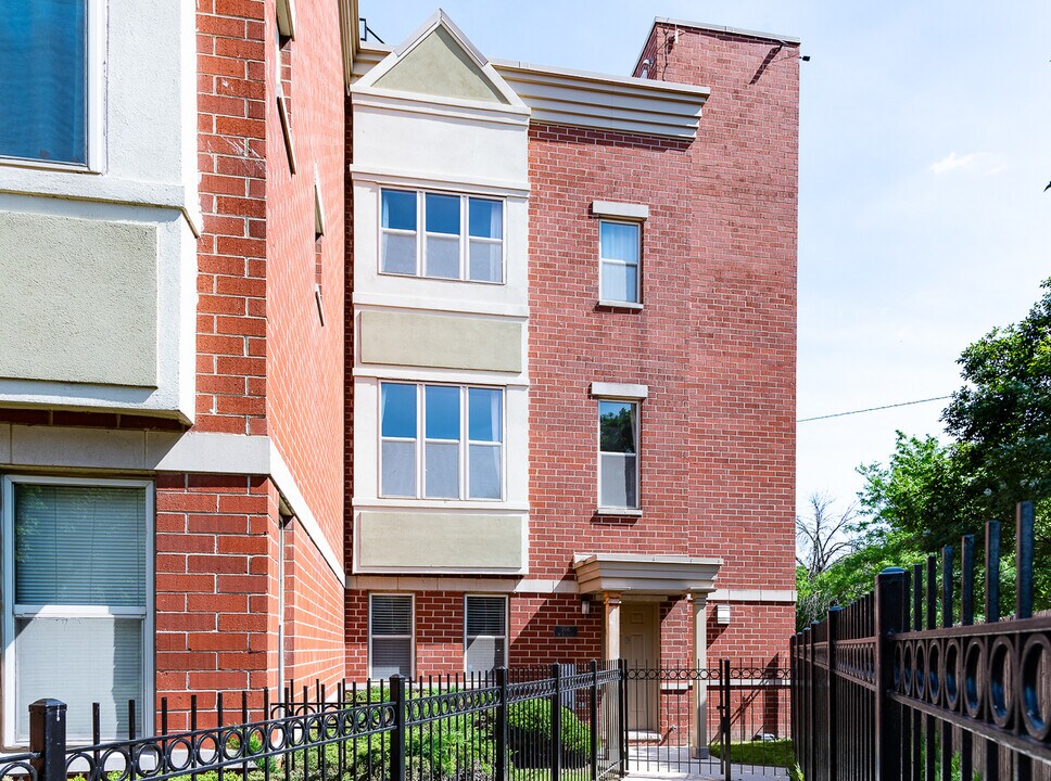 706 W Evergreen Ave in Chicago, IL - Building Photo