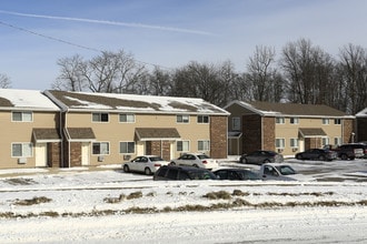 Willard Valley Apartments in Willard, OH - Foto de edificio - Building Photo