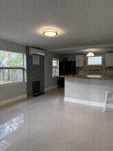 192 Caroline Dr in West Palm Beach, FL - Building Photo - Building Photo