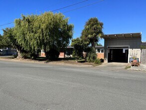 2297 Hillcrest Ave in Eureka, CA - Building Photo - Building Photo