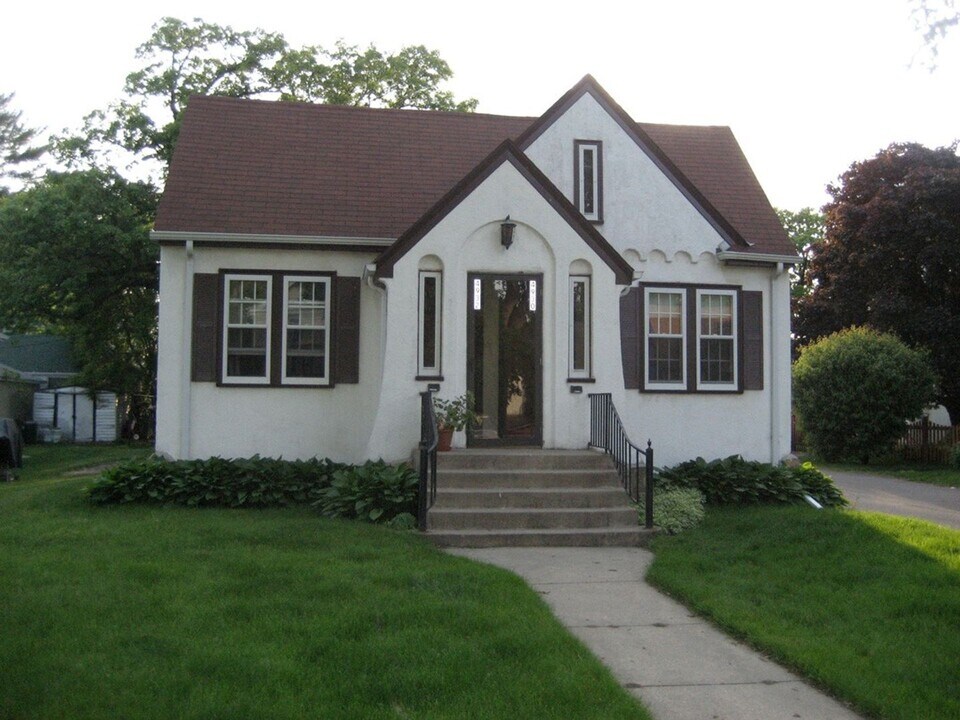 4930-4932 S 28th Ave in Minneapolis, MN - Building Photo