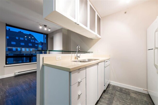 1003 Burnaby St in Vancouver, BC - Building Photo - Building Photo