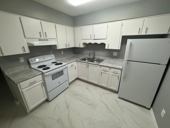 10469 Eastside Ave in Brooksville, FL - Building Photo - Building Photo