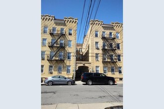 4324 165th St in Flushing, NY - Foto de edificio - Building Photo