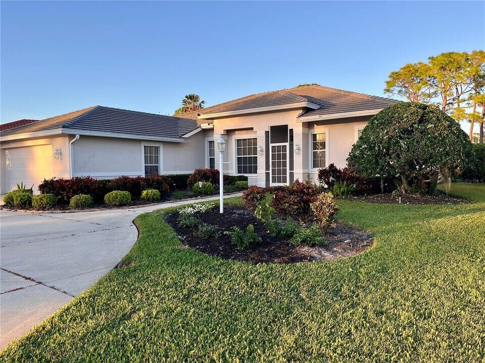 8743 Grey Oaks Ave in Sarasota, FL - Building Photo