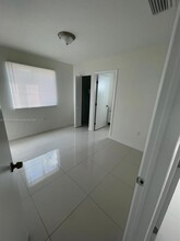 2125 NW 72nd St in Miami, FL - Foto de edificio - Building Photo