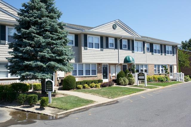 1355 Roanoke Ave in Riverhead, NY - Building Photo - Building Photo
