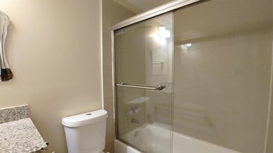 3700 NW 21st St, Unit 305 in Lauderdale Lakes, FL - Building Photo - Building Photo