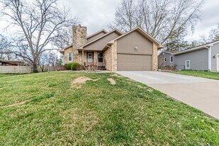 2107 Snowbird Dr in Manhattan, KS - Building Photo