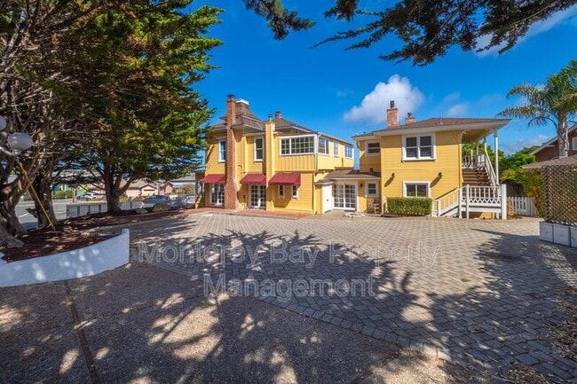 225 Central Ave in Pacific Grove, CA - Foto de edificio - Building Photo