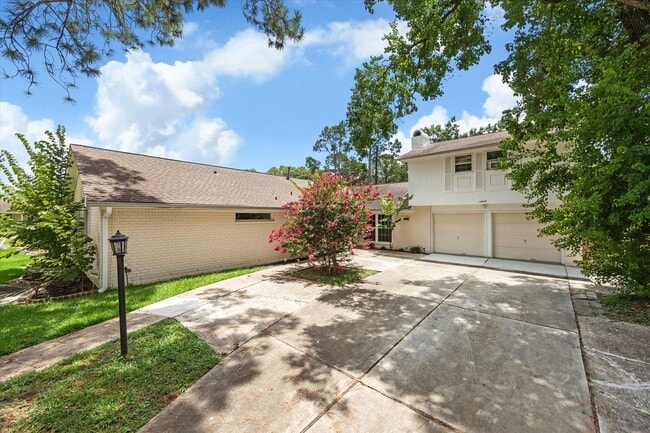 10607 Longmont Dr in Houston, TX - Building Photo - Building Photo