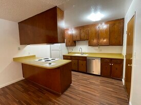 4828 Cowell Blvd in Davis, CA - Building Photo