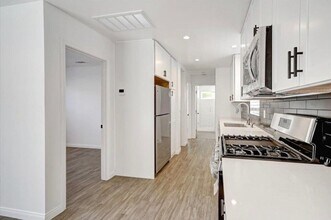 6219 Glide Ave in Woodland Hills, CA - Building Photo - Building Photo