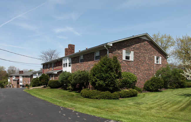 Carriage Hill Apartments in Chagrin Falls, OH - Building Photo - Building Photo