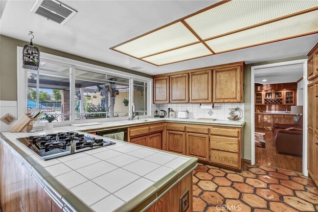 10417 Laramie Ave, Unit 109 in Los Angeles, CA - Building Photo - Building Photo