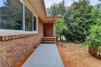 6085 Glenridge Dr in Atlanta, GA - Foto de edificio - Building Photo