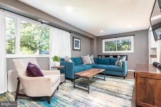 8601 Cromwell Dr in Springfield, VA - Building Photo - Building Photo