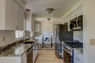 1202 S Dewey Dr in Coupeville, WA - Building Photo