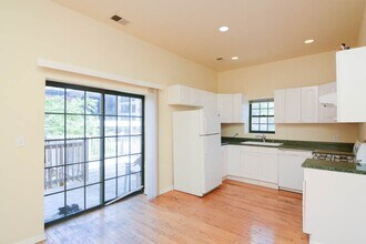 218 W Division St, Unit M05H in Chicago, IL - Foto de edificio - Building Photo