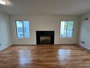 42 Dunwood Rd in Port Washington, NY - Building Photo - Building Photo