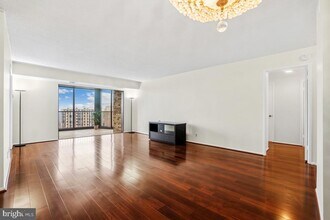 5902 Mt Eagle Dr in Alexandria, VA - Building Photo - Building Photo