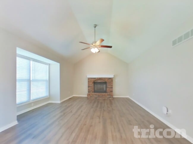 1920 Fairground Dr in Pleasant Hill, MO - Foto de edificio - Building Photo