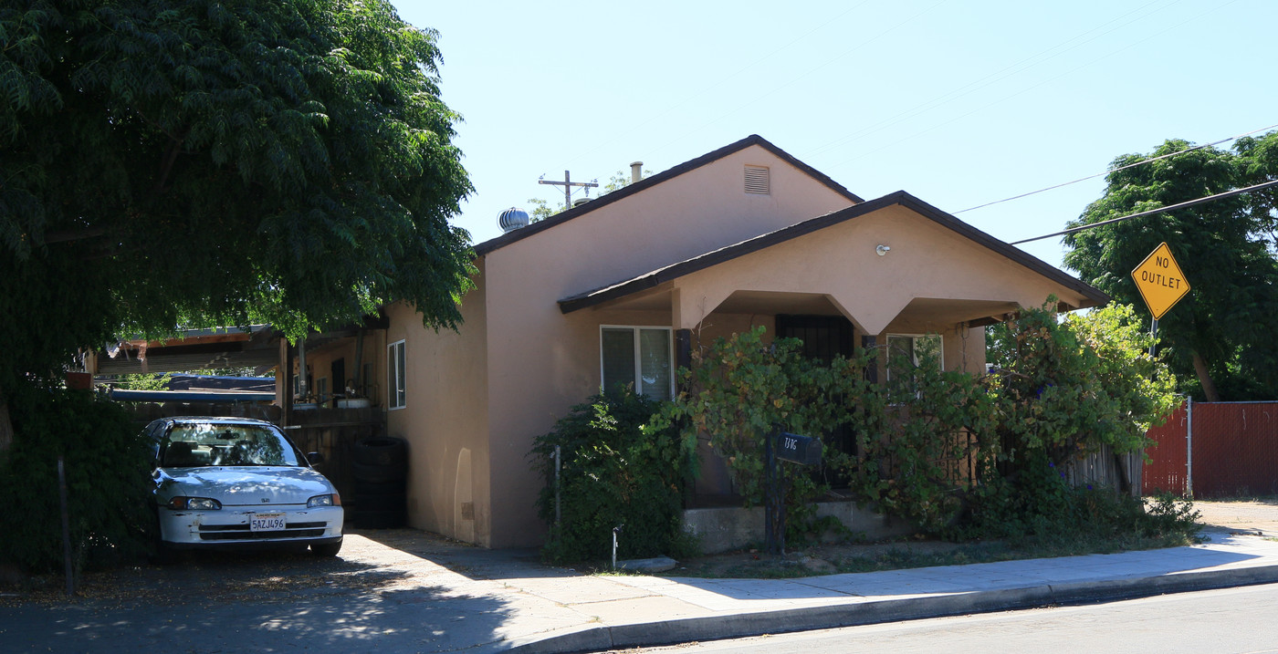 7376 N College Ave in Pinedale, CA - Building Photo