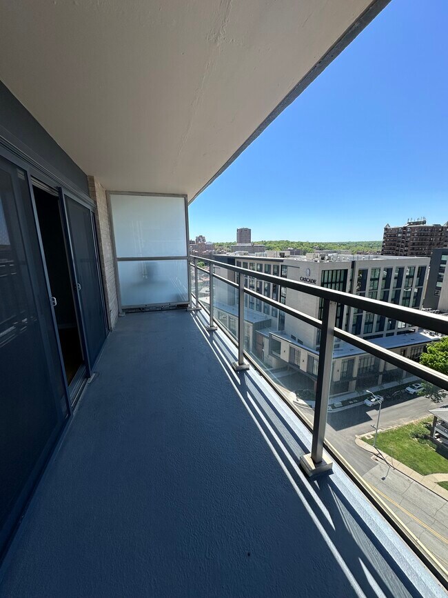 4545 Wornall Rd, Unit 202 in Kansas City, MO - Foto de edificio - Building Photo