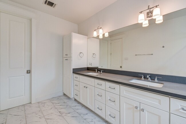 2719 Oakwood Crst Ln